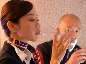 Hẹn gặp chị kính đẹp nhất, chân đẹp và giày cao gót, rất năng động, vùi đầu liếm lồn, nhấc bổng lên và địt mạnh