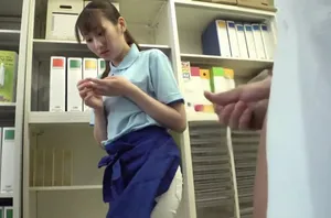 Chuyện tình với bà má đơn thân ở cạnh bên thường lộ vú khi đi đổ rác